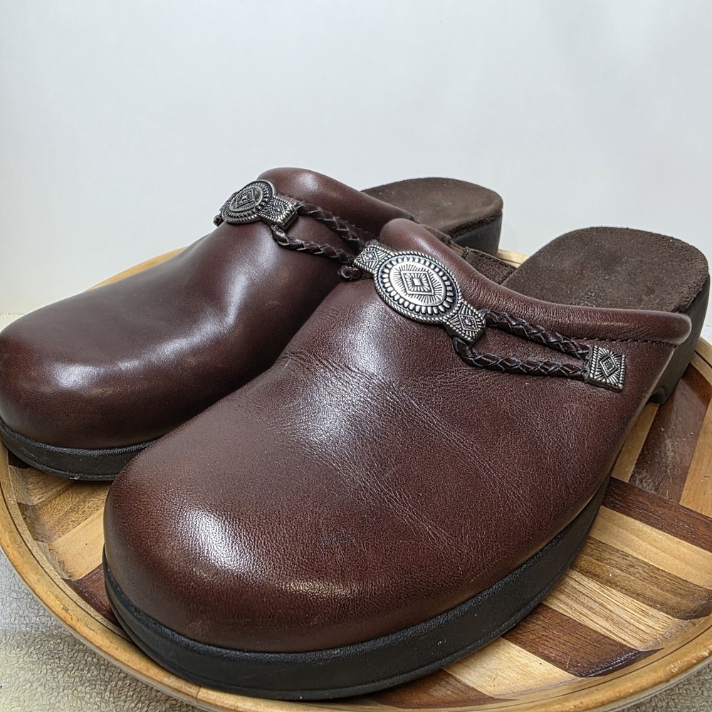 Minnetonka Clogs Mules Slides Brown Leather w/Silver Metal Medallions Size 9
